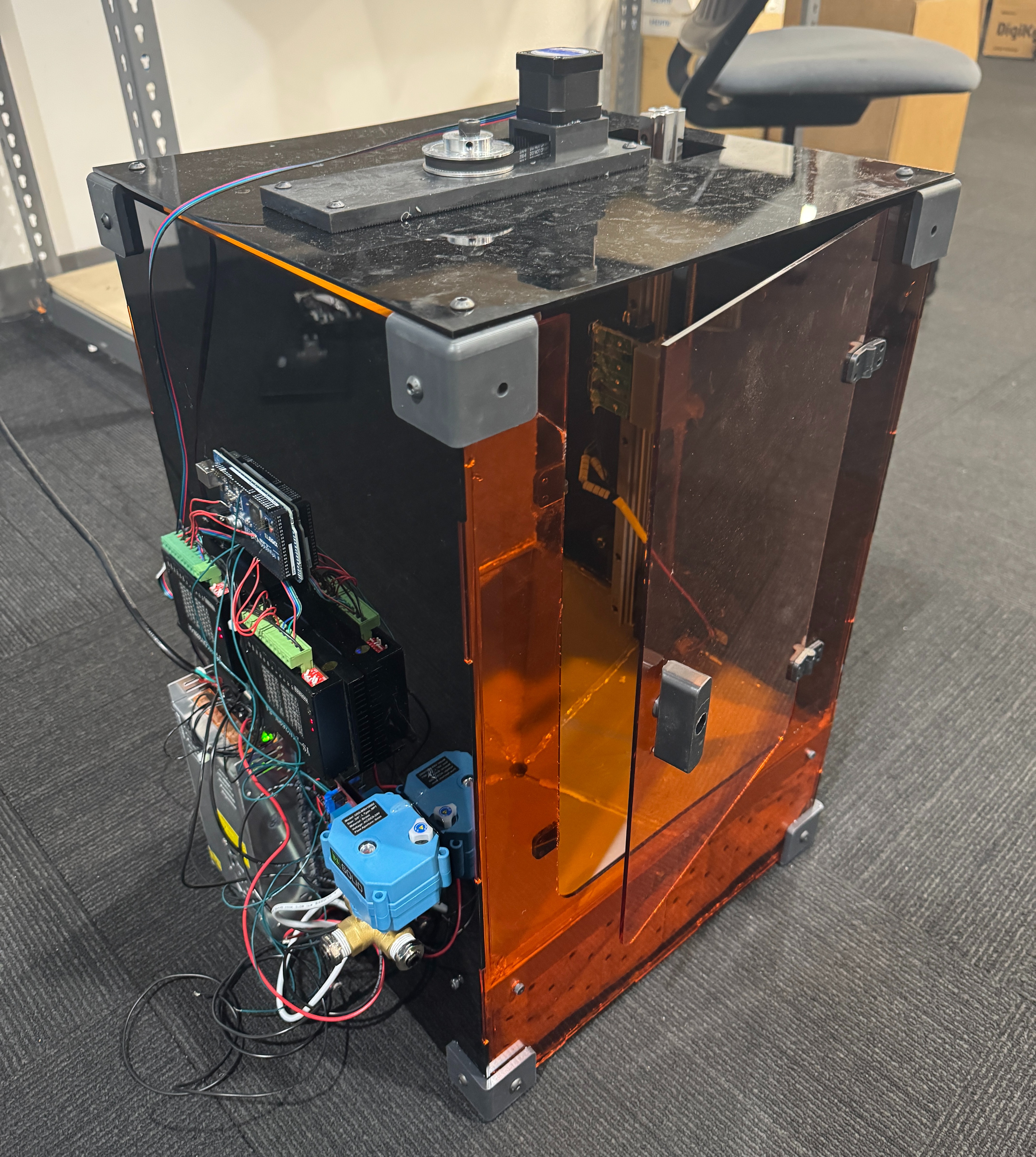 Side view of the device and its electronics